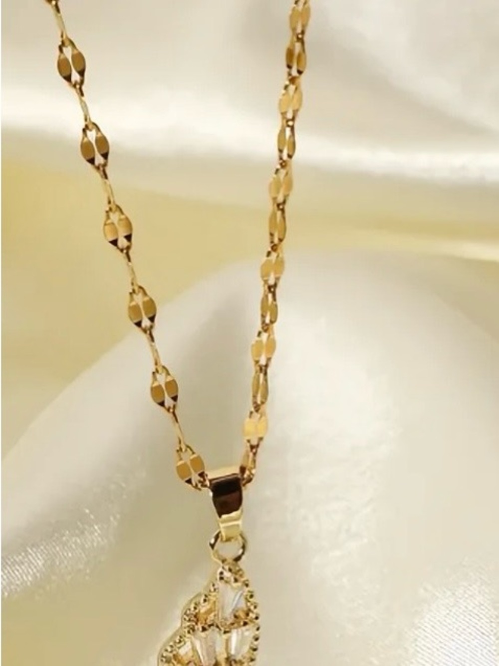 Delicate Gold Women's Pendant Necklace - Timeless Shine